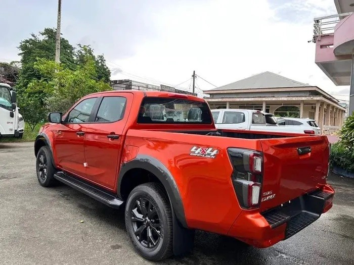 ‘Kẻ soán ngôi Ford Ranger’ giảm giá cực sốc 170 triệu đồng, mua ‘vua bán tải’ chơi Tết giờ quá rẻ ảnh 1