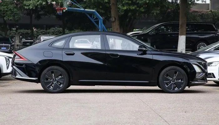 Tin xe trưa 10/1: Đối thủ của Toyota Camry thiết kế đẹp lịm tim, gây sốt với giá rẻ hơn Kia Morning ảnh 1