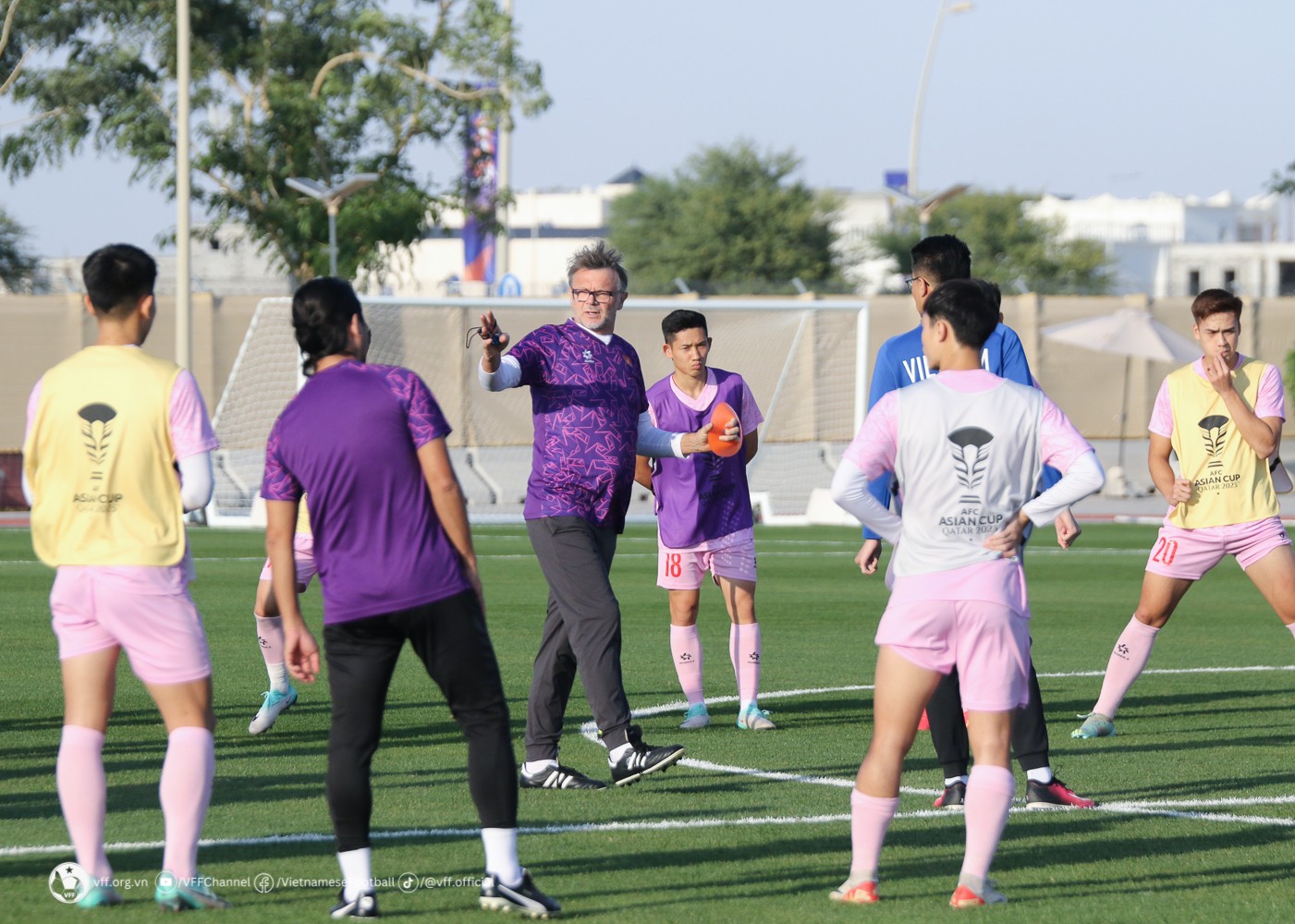 hlv-troussier-chi-dao-buoi-tap-1705113190.jpg