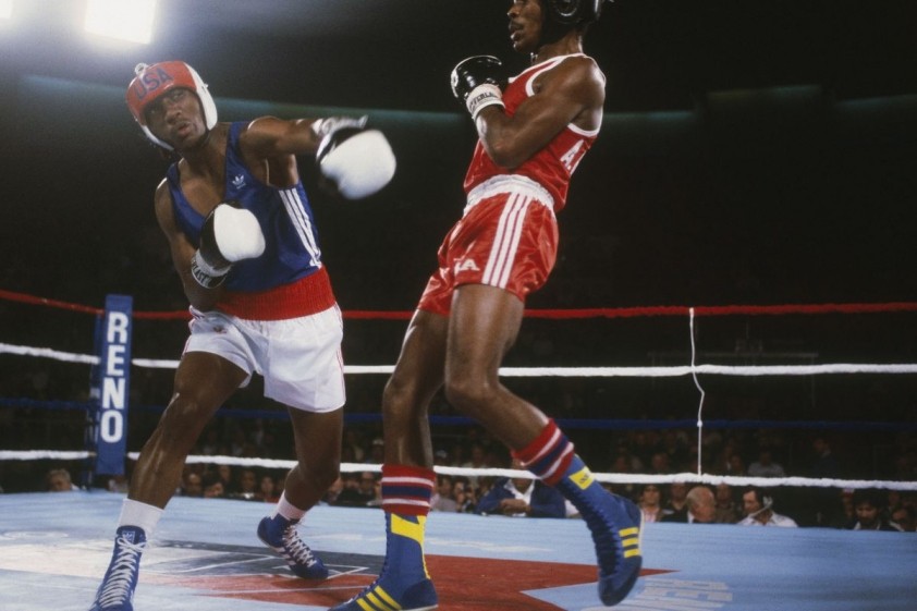 evander-holyfield-huyen-thoai-song-cua-lang-quyen-anh-hang-nang-the-gioi-va-tran-dau-lich-su-truoc-mike-tyson-392218-1705499991.jpg