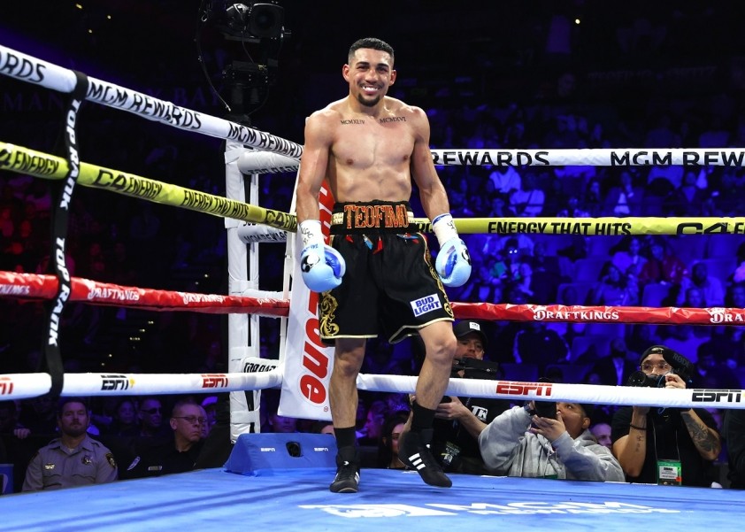 teofimo-lopez-smiles2d-1707536824-1-1707557802.jpg