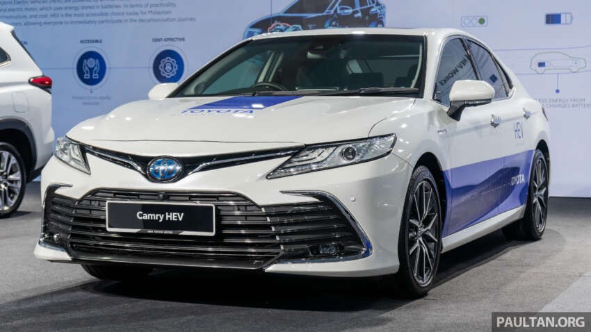 toyota-camry-hybrid-1708508099.jpg