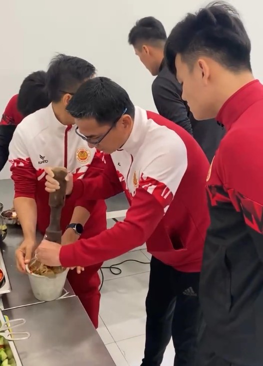 HLV Kiatisak nấu ăn dưới sự "giám sát" của Hồ Tấn Tài