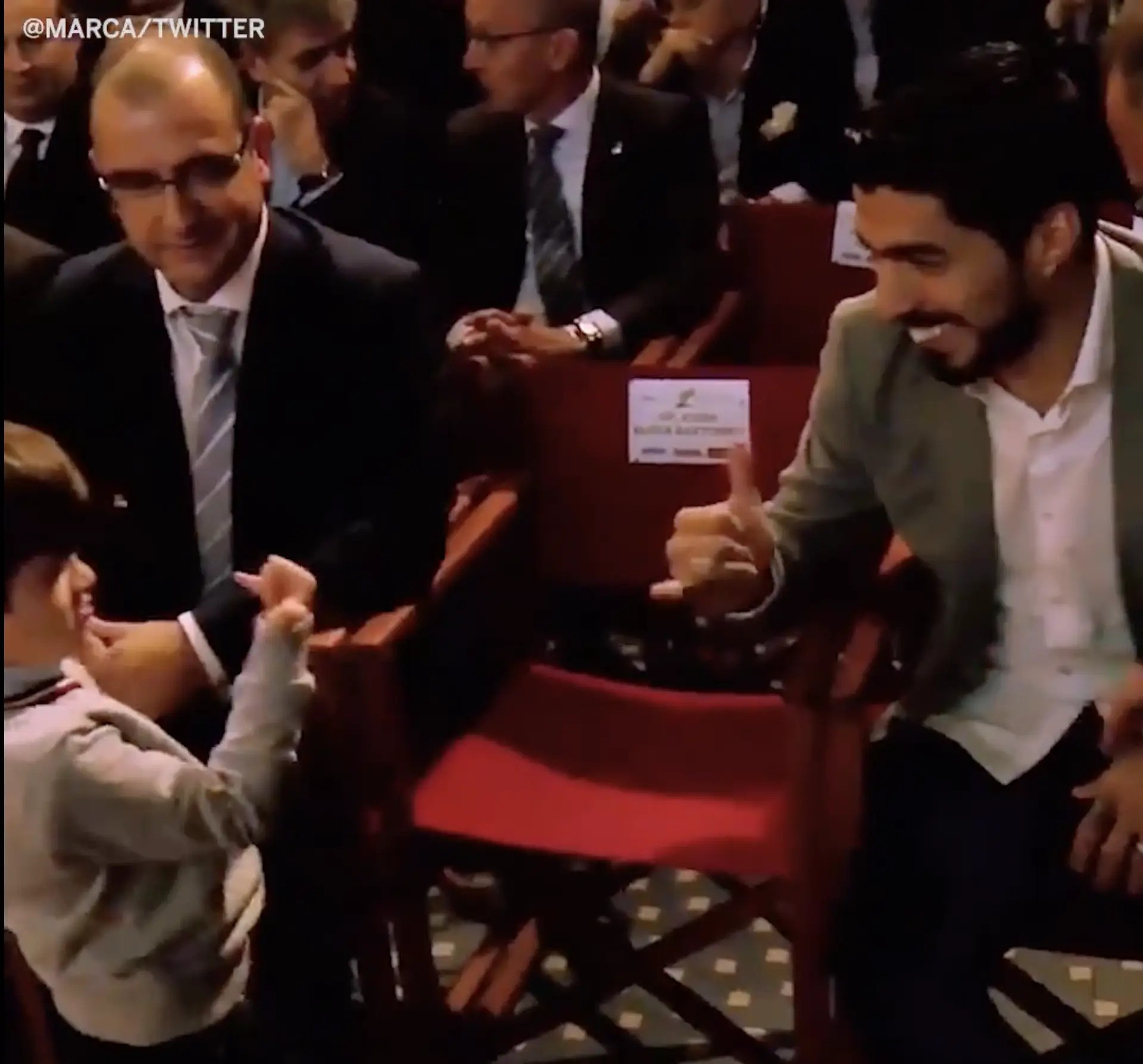 Thiago Messi với Suarez bắt tay nhau tại lễ trao giải QBV 2017 