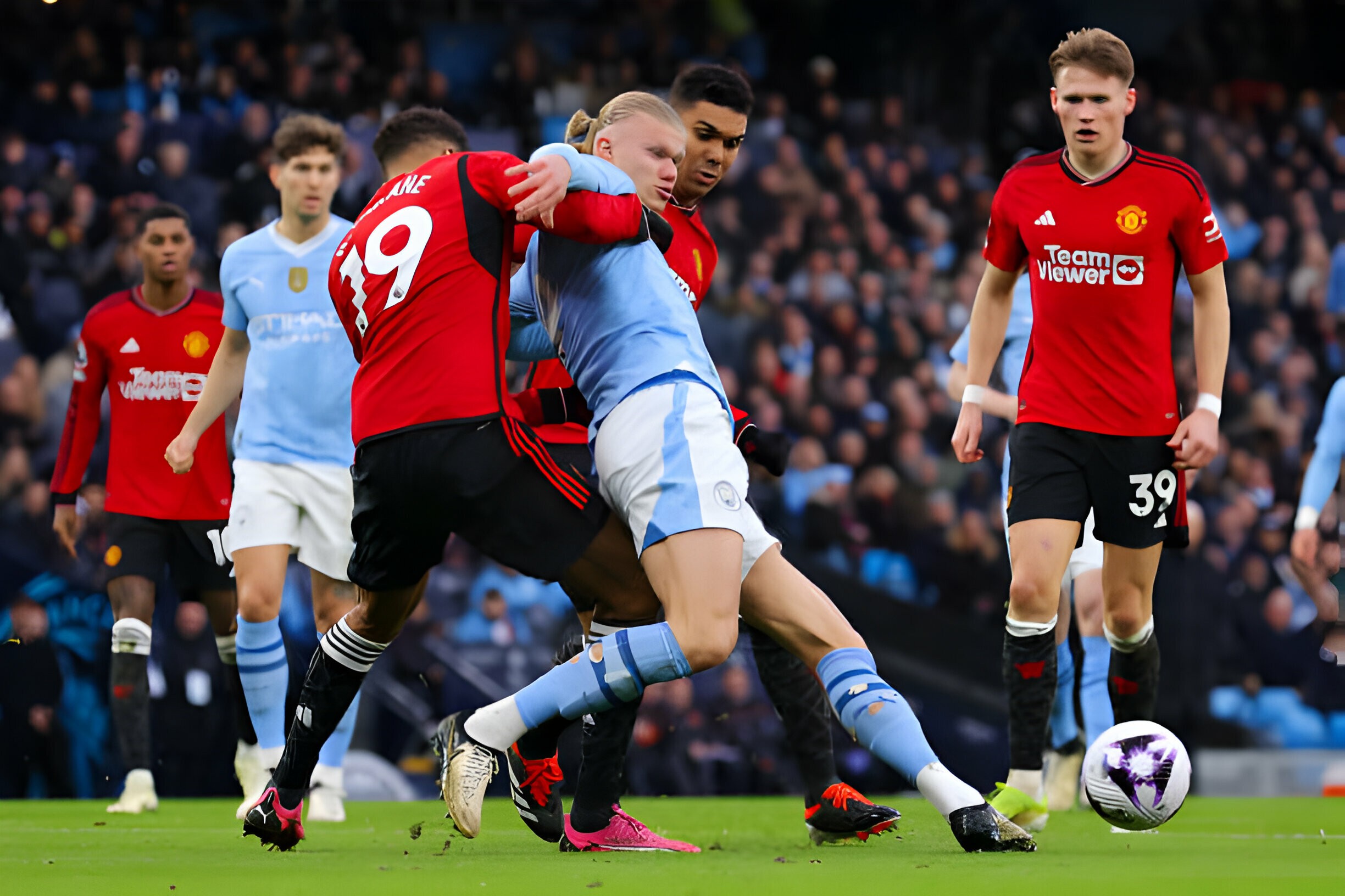 Man City vs MU được nhận xét như trận đấu giữa người đàn ông và trẻ con