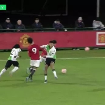 Luca Furnell-Gill của Liverpool phạm lỗi thô bạo với cầu thủ MU 