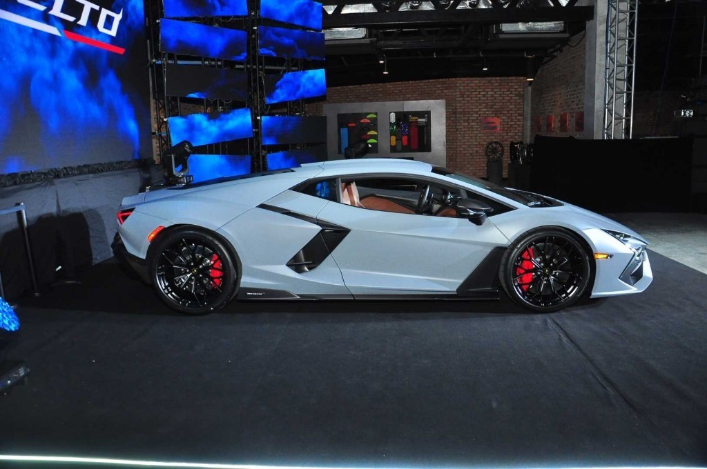 lamborghini-revuelto-5-1710026516.jpg