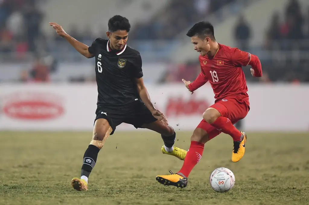 vietnam-s-nguyen-quang-hai-r-fights-for-the-ball-with-indonesia-s-marselino-ferdinan-l-during-the-af-1710304837.jpg