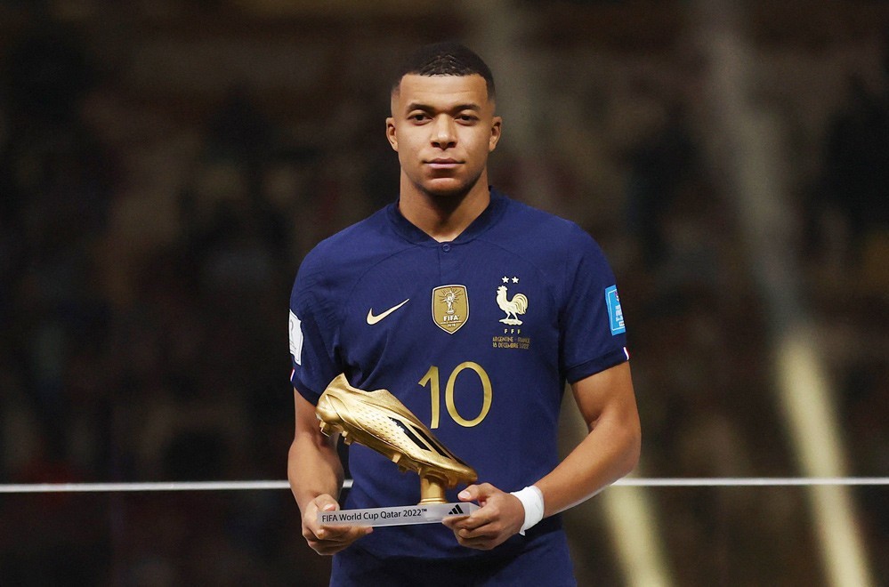 mbappe-228-6924-1711342214.jpg