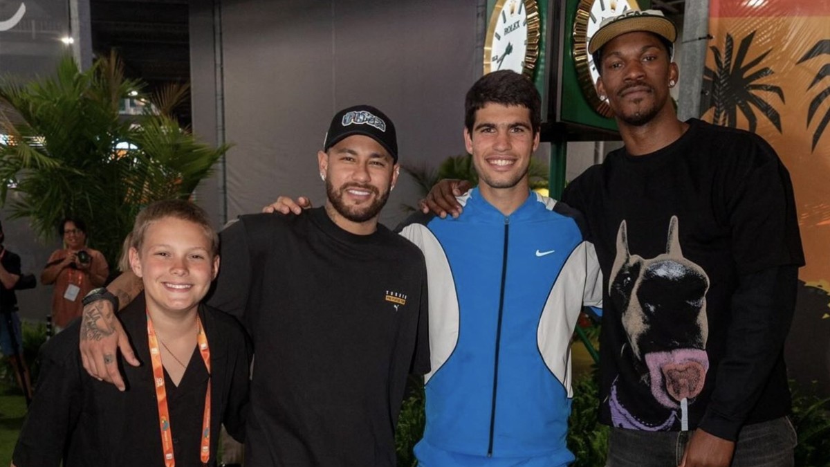 carlos-alcaraz-with-neymar-jr-and-jimmy-butler-1711443636.jpg