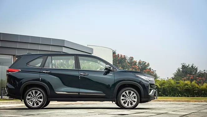 Tin xe trưa 26/3: Toyota Innova Hycross ra thêm phiên bản mới vượt trội Mitsubishi Xpander ảnh 1