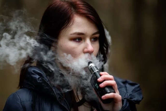 girl-vaping-1712115416.jpg