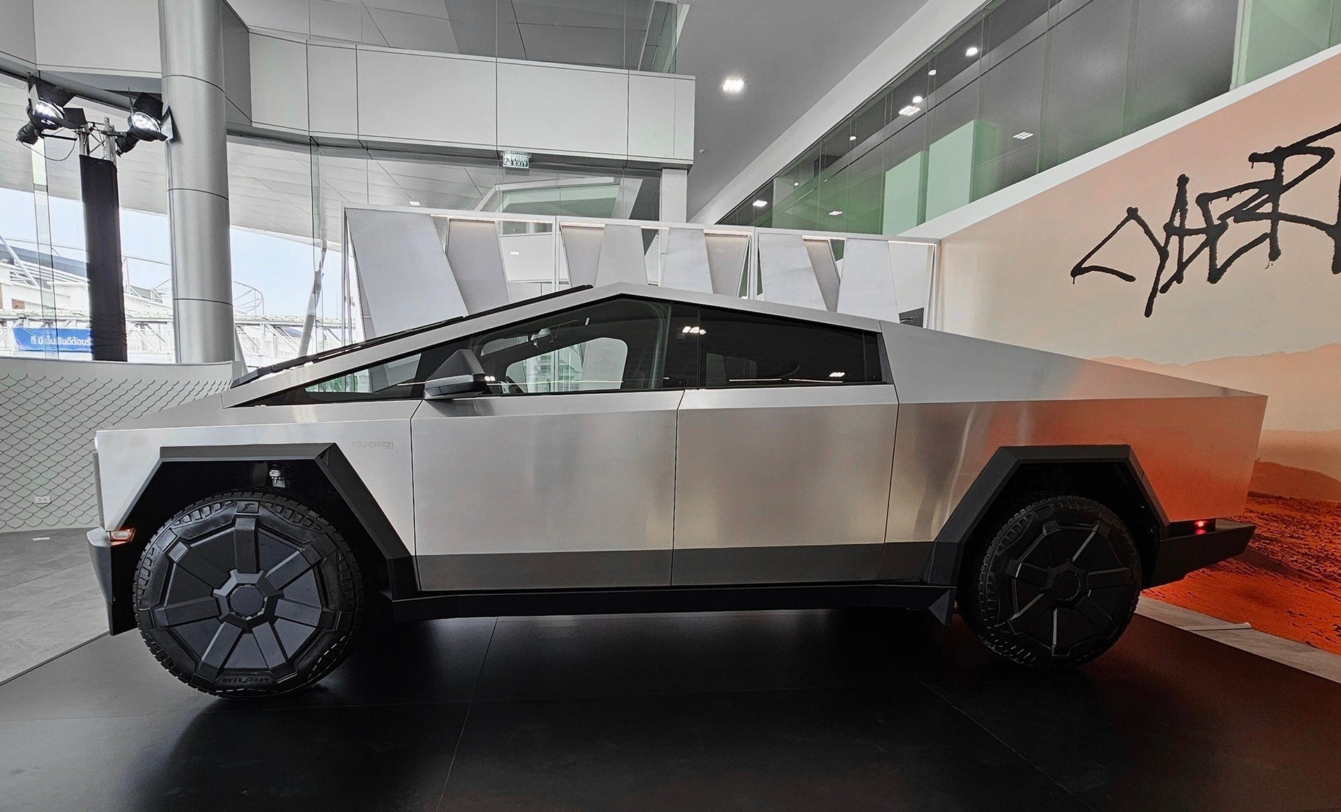 tesla-cybertruck-thailand-10-1712463137.jpg