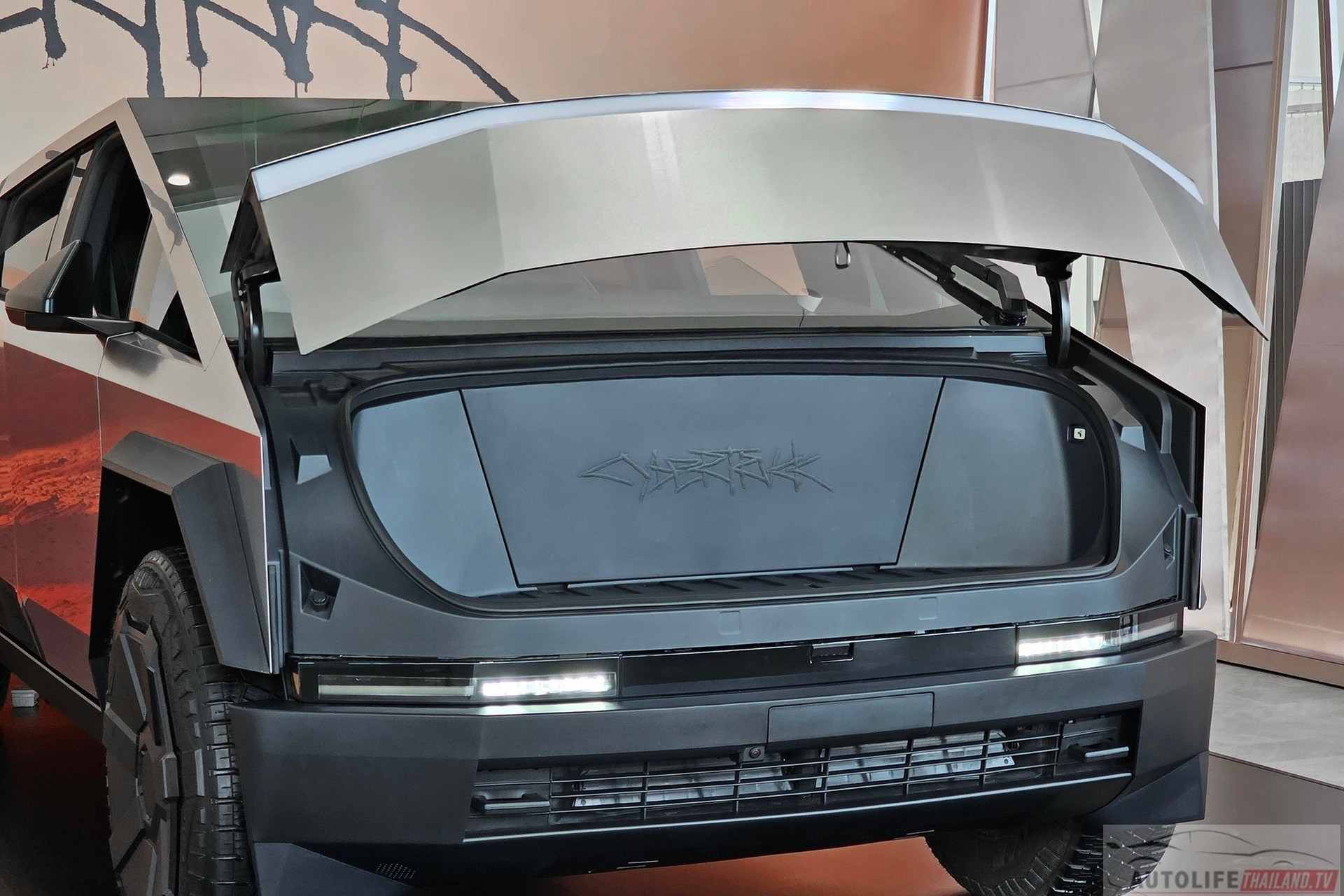 tesla-cybertruck-thailand-5-1712463137.jpg
