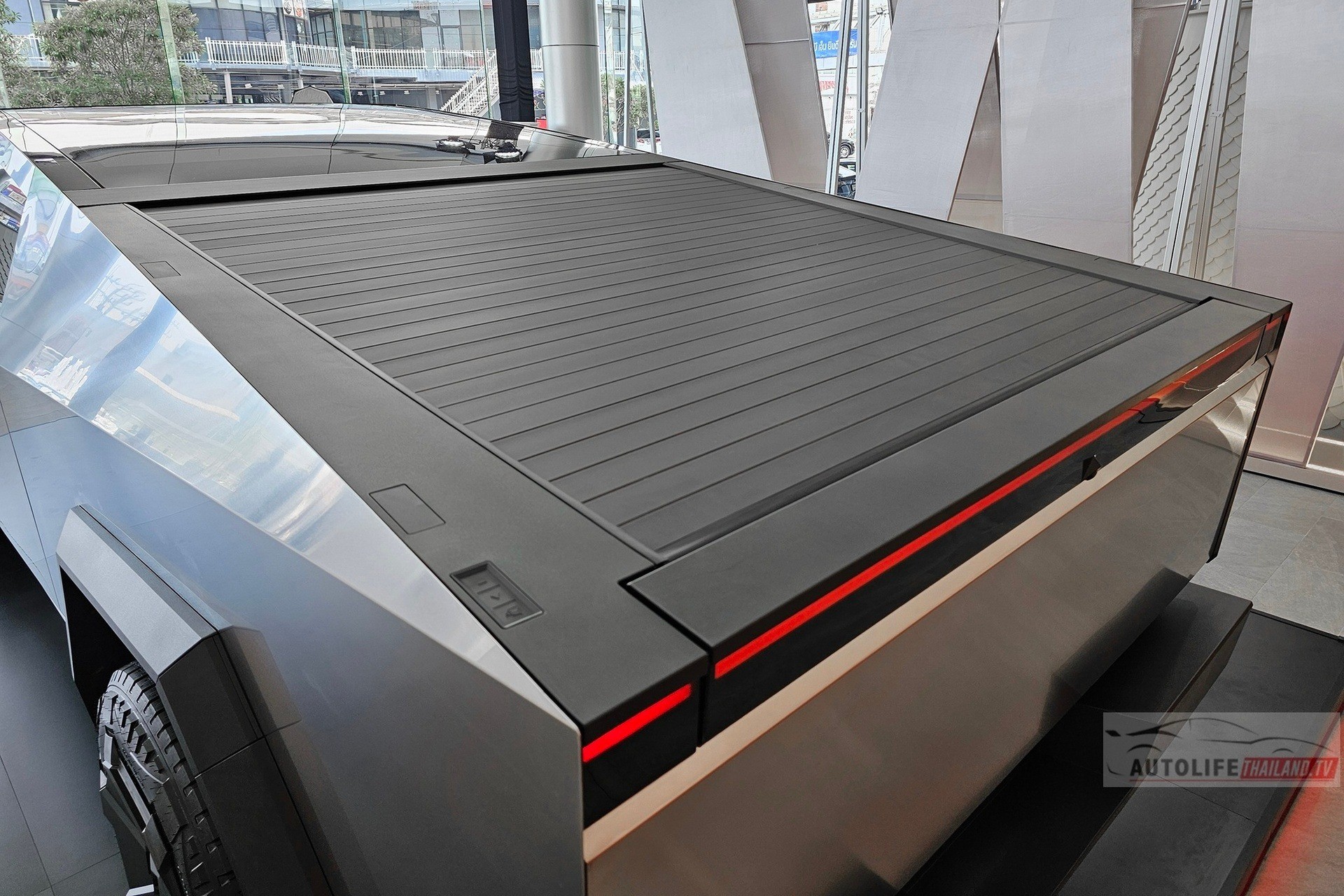 tesla-cybertruck-thailand-6-1712463138.jpg