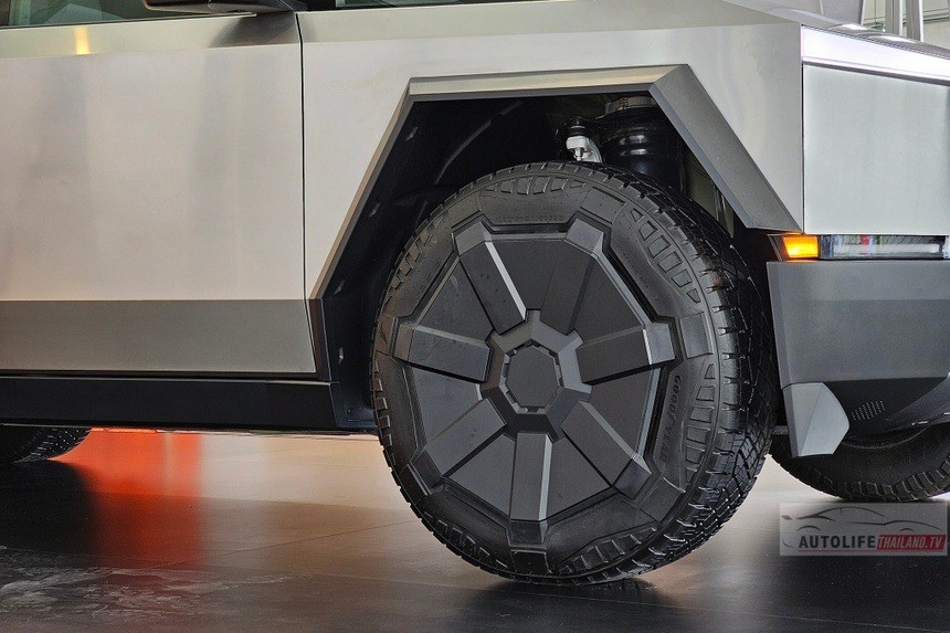 tesla-cybertruck-thailand-7-1712463137.jpg