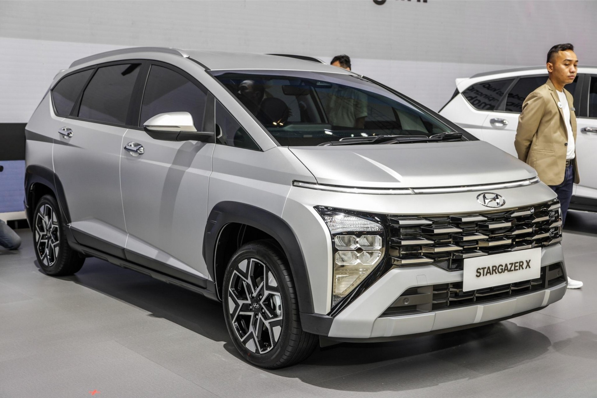 Hyundai sắp ra mắt ‘ông vua MPV’ mới đấu Mitsubishi Xpander Cross, đại lý báo giá hơn 400 triệu đồng ảnh 4