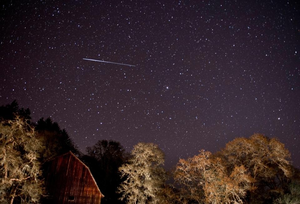 meteor-lyrid-meteor-shower-strea-1713597266.jpg