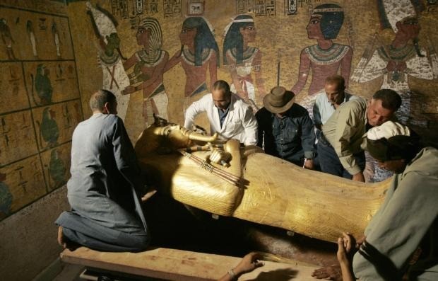 supervises-removal-lid-sarcophag-1713755597.jpg