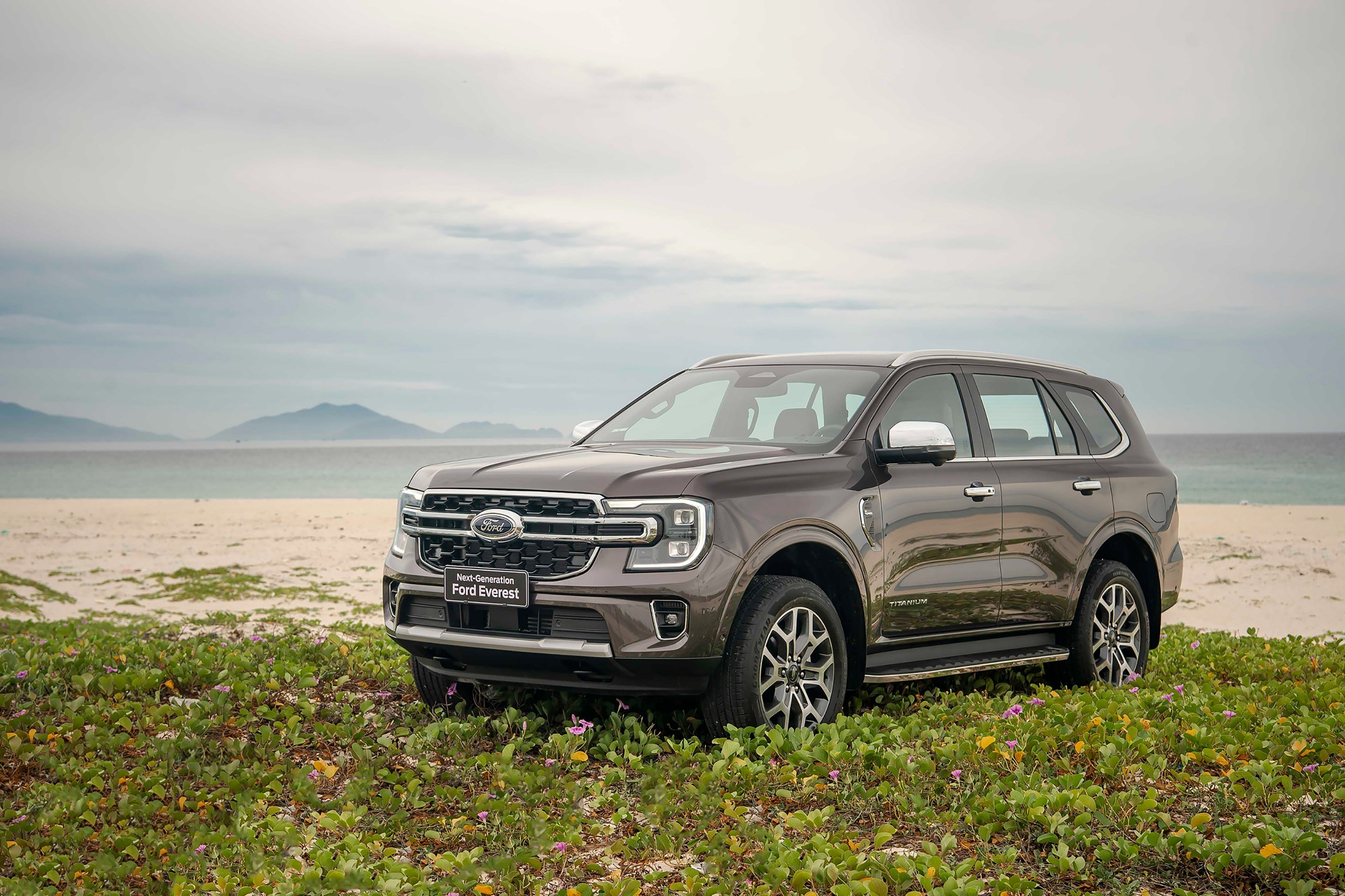 02-everest-titanium-4x4-off-road-1715394405.jpg