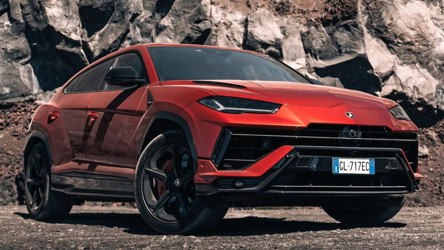 lamborghini-urus-s-2023-1600-02-1716515970.jpg