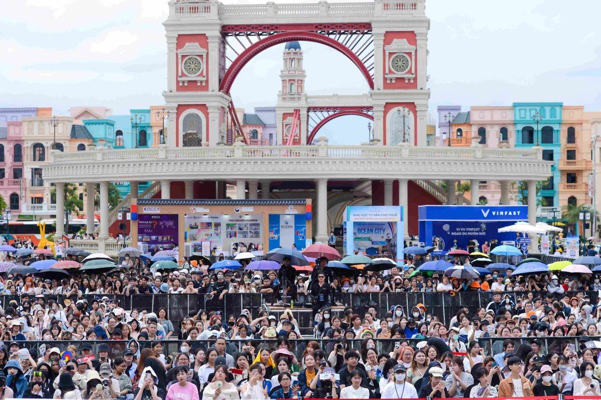 Dàn sao Hàn cùng hàng vạn tín đồ Hallyu khuynh đảo ‘Trung tâm Hàn Quốc mới tại Hà Nội’ ảnh 10