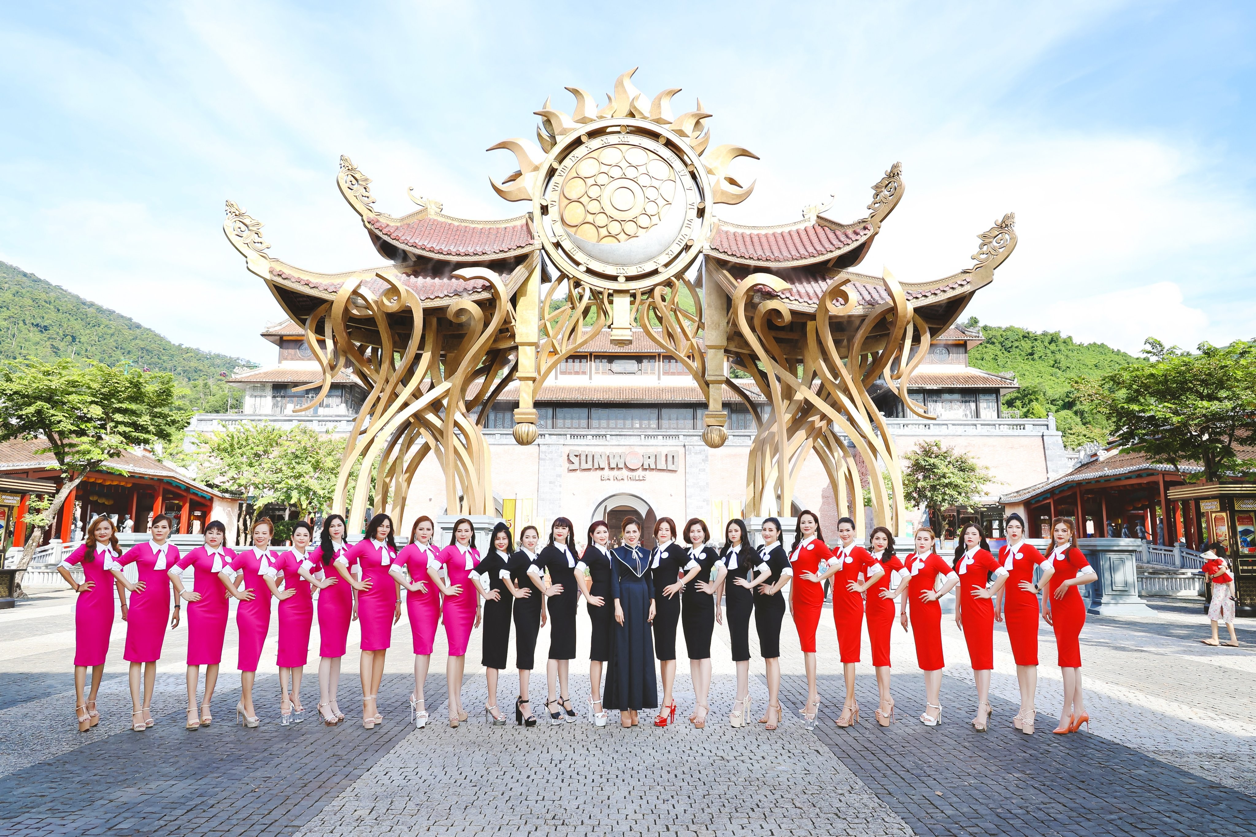 Thí sinh Hoa hậu Thương hiệu Việt Nam 2022 tạo nên “đại tiệc thời trang” mãn nhãn tại Bà Nà Hills