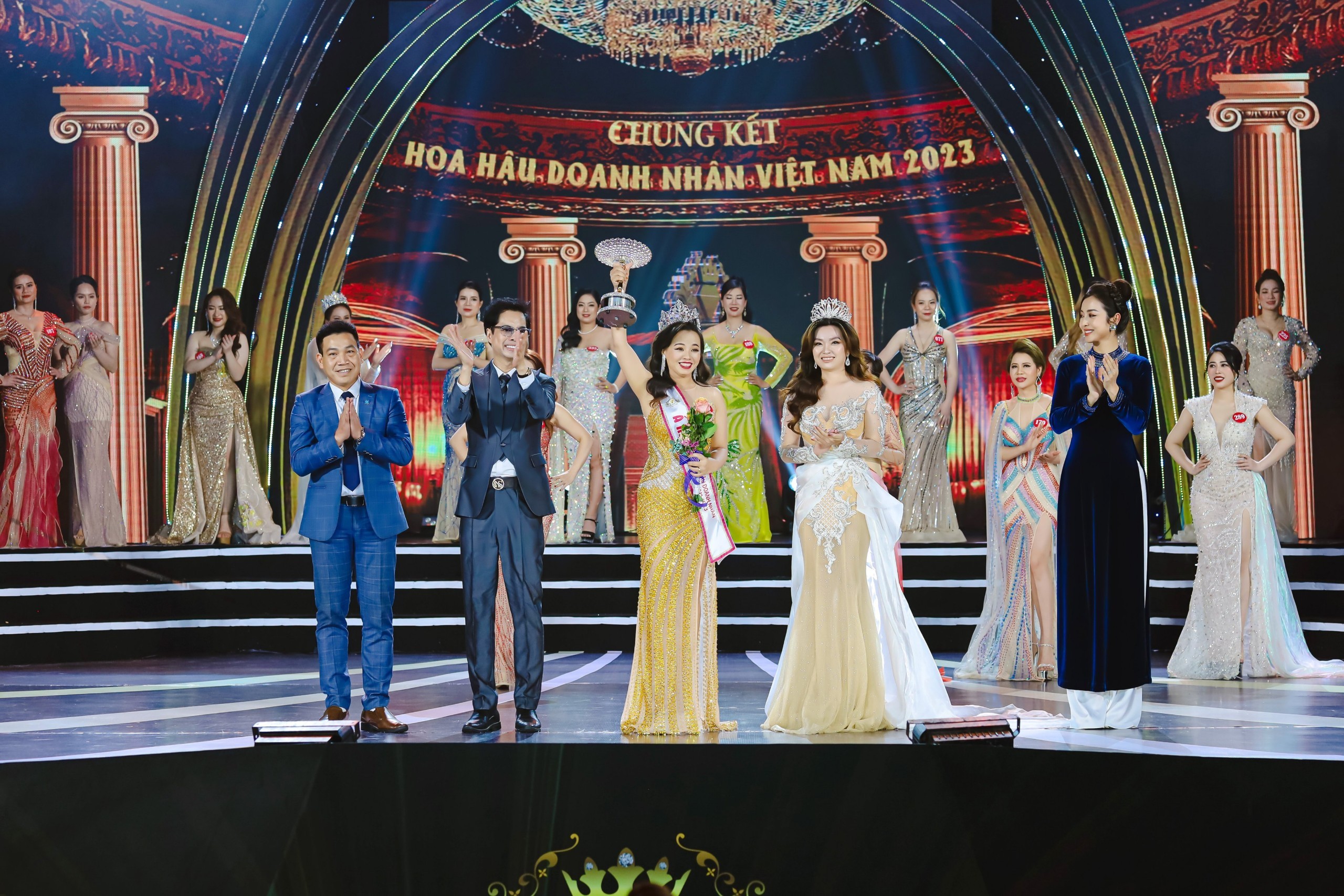 Doanh nhân Mai Thị Thức đăng quang ngôi vị Á hậu 3 Hoa hậu Doanh nhân Việt Nam 2023.