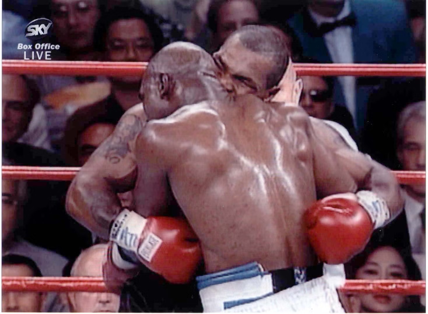 evander-holyfield-huyen-thoai-song-cua-lang-quyen-anh-hang-nang-the-gioi-va-tran-dau-lich-su-truoc-mike-tyson-392220-1705499861.jpg
