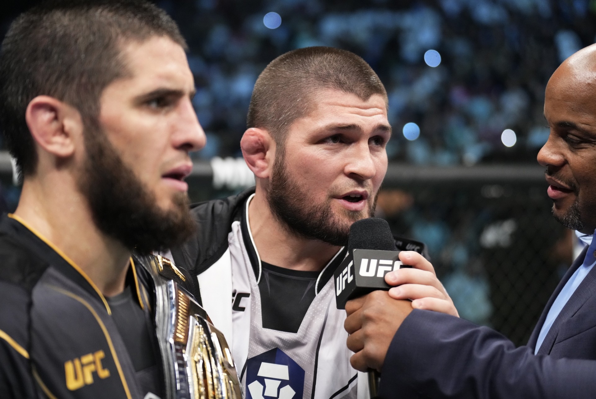 khabib-nurmagomedov-ho-muon-islam-doi-dau-volkanovski-lai-lan-nua-duoc-thoi-hay-mang-anh-ta-toi-day-340375-1697100133.jpg