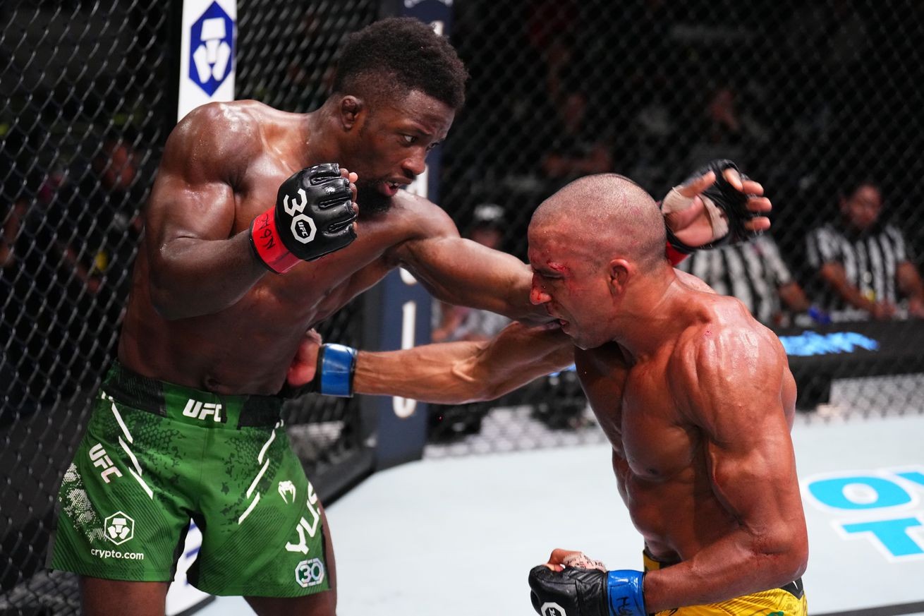 ufc-fight-night-230-edson-barboza-gianh-chien-thang-kich-tinh-truoc-sodiq-yusuff-341636-1697357856.jpeg