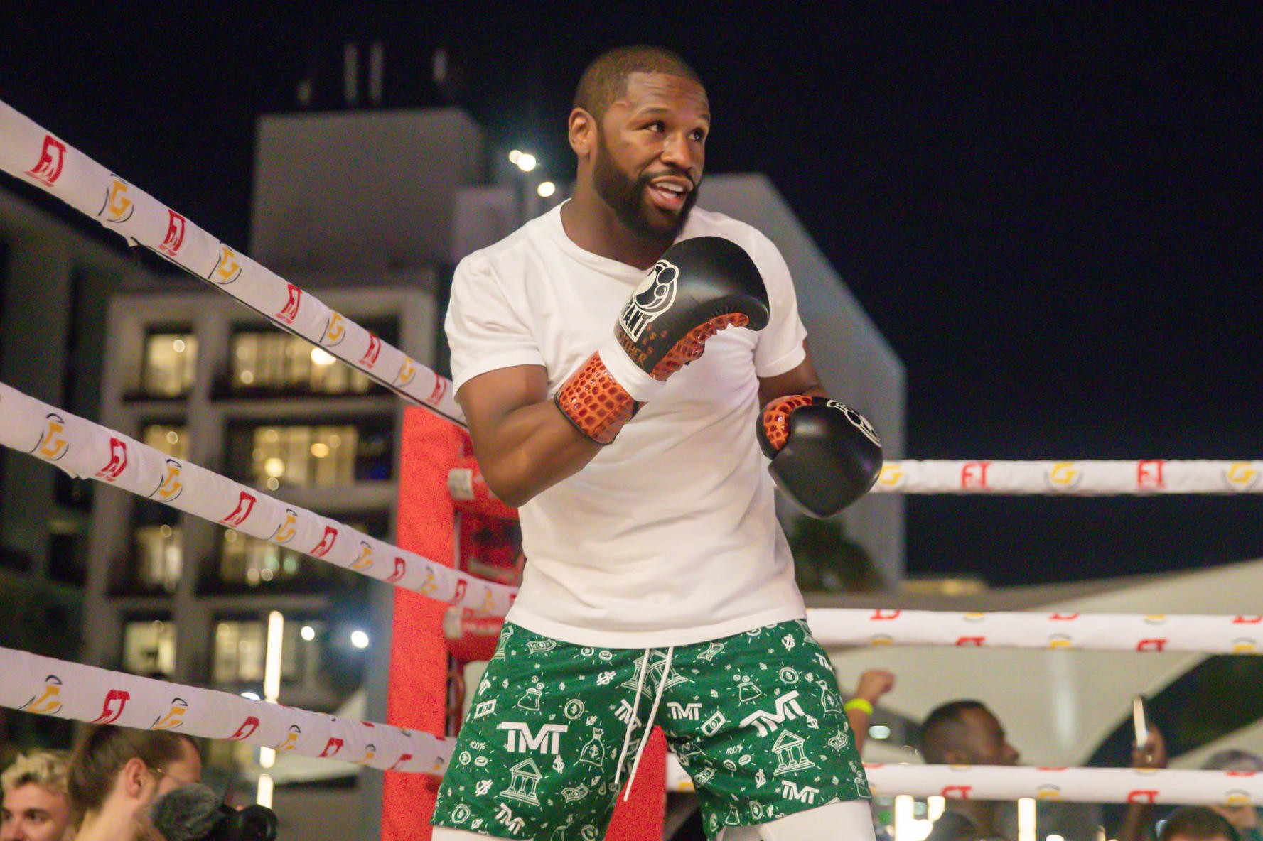 floyd-mayweather-tro-lai-san-dau-quyen-anh-doi-dau-nha-vo-dich-the-gioi-345215-1698120727.jpg