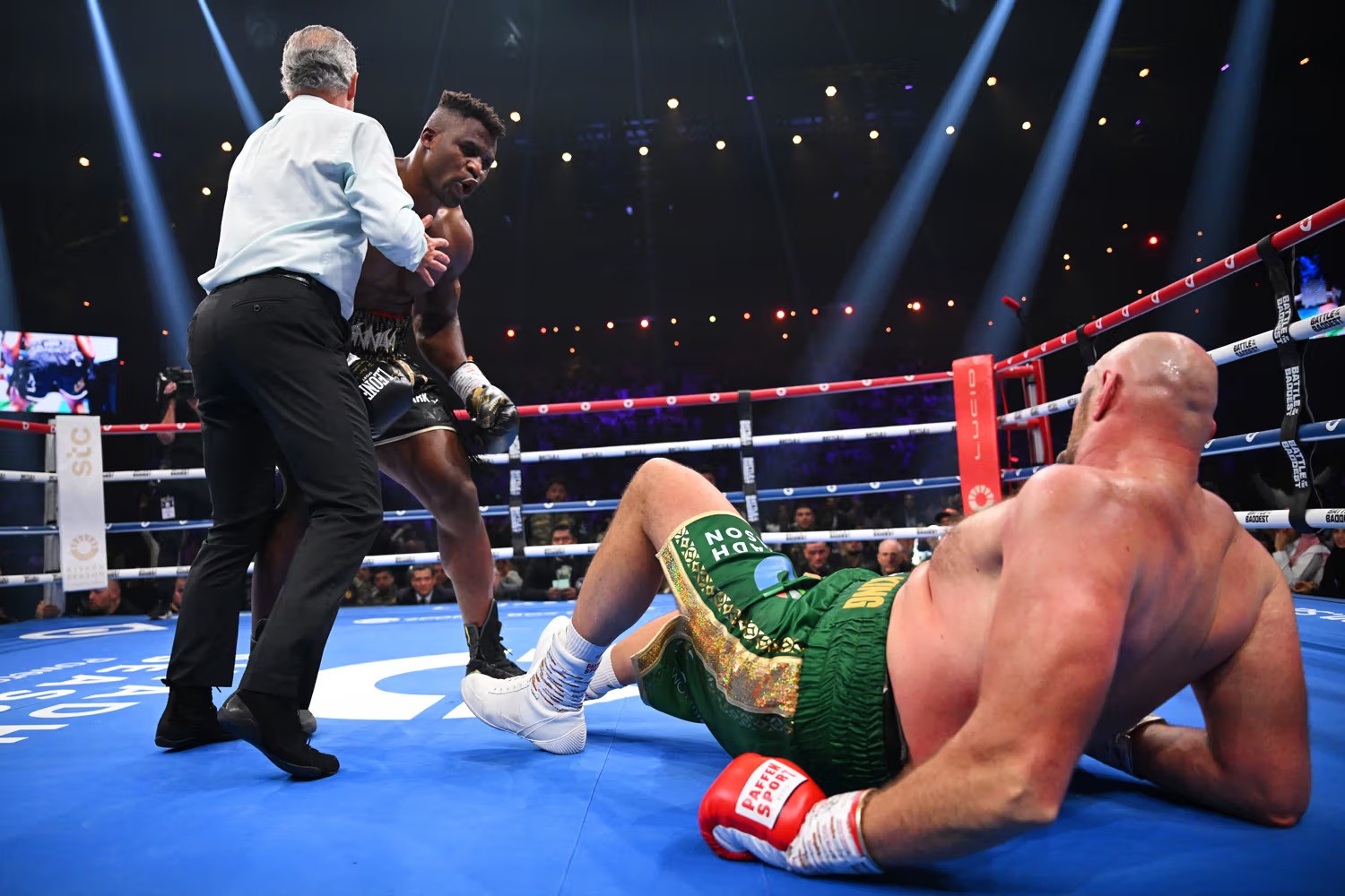 francis-ngannou-90-chon-xong-doi-thu-bo-ba-fury-wilder-va-joshua-nam-trong-ke-hoach-350329-1698895119.jpg