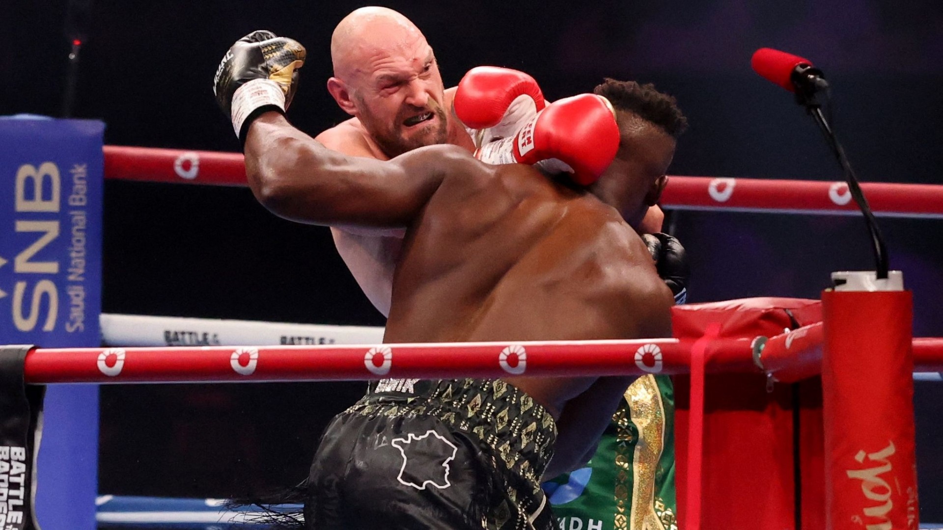 skynews-tyson-fury-ngannou-634-3431-6223-1698554948-1700621527-1700642279.jpg