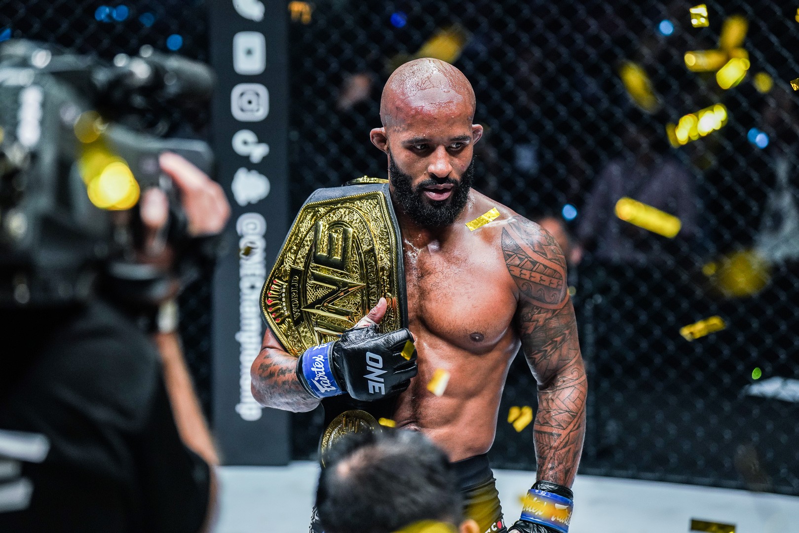 demetrious-johnson-se-giai-nghe-sau-tran-tai-dau-adriano-moraes-tai-one-fight-night-10-1701225076-1701243707.jpg