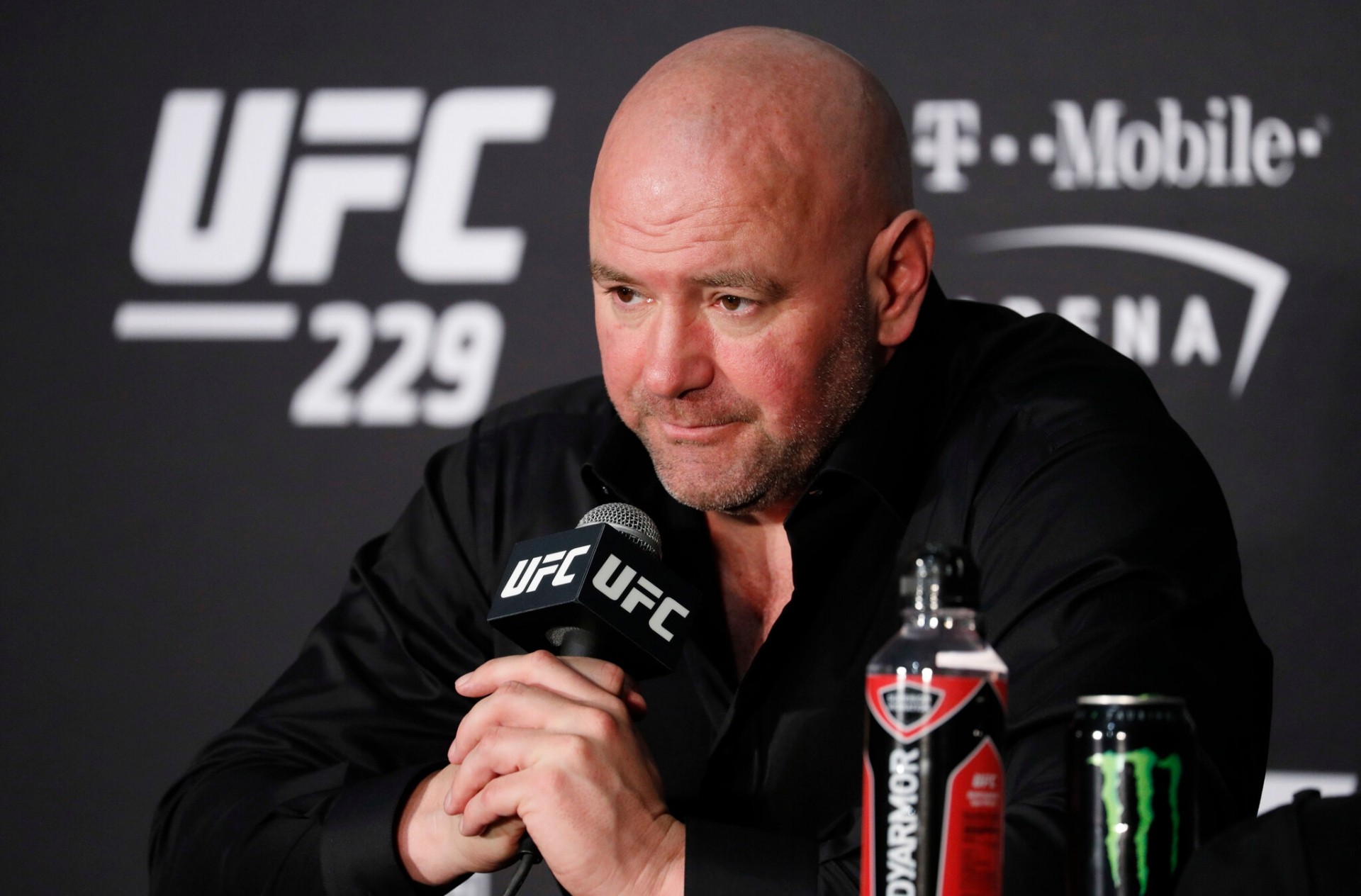 05ufc-white-top-1-2bec-superjumbo-1706326571-1706328588.jpg