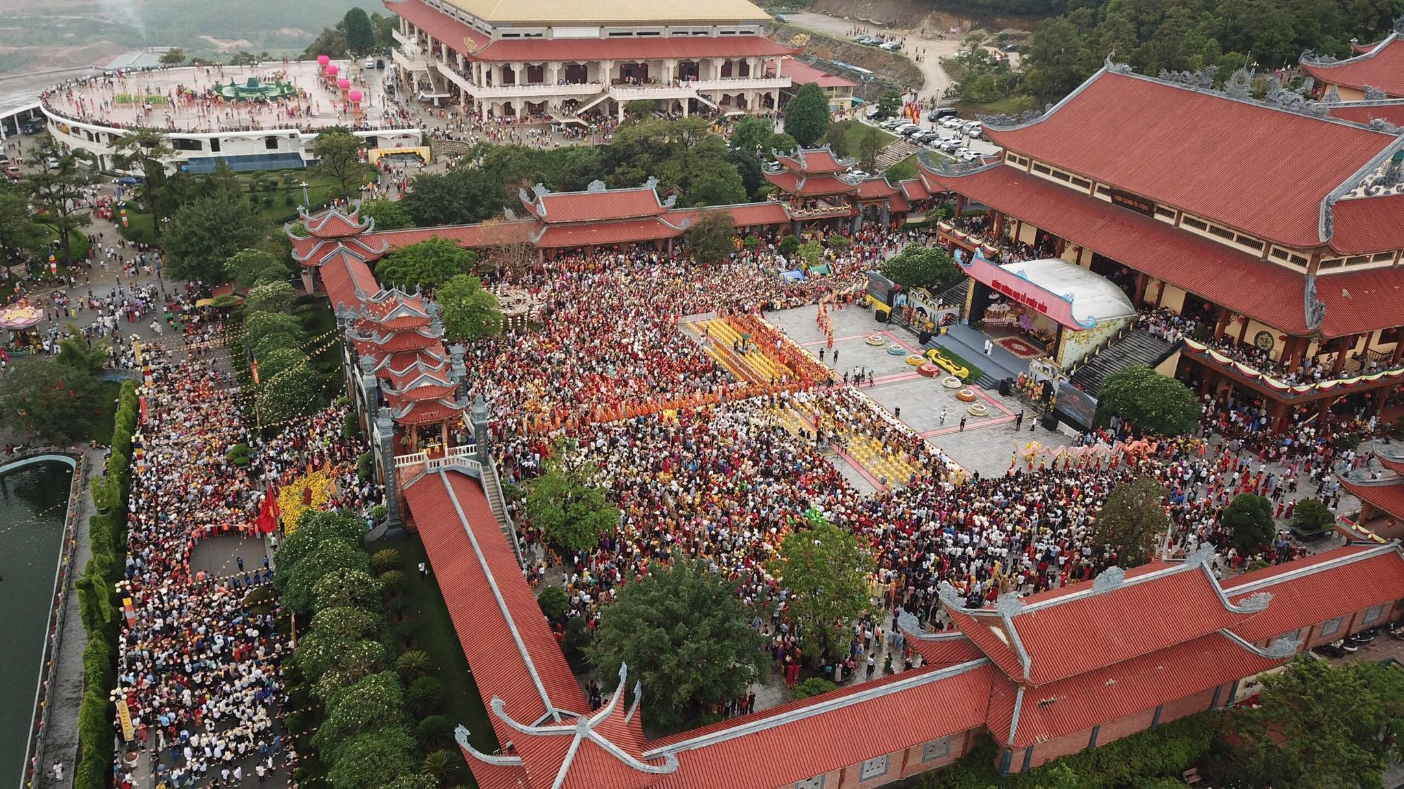 Quảng Ninh: Gần 4 vạn người tham gia Đại lễ Phật đản chùa Ba Vàng