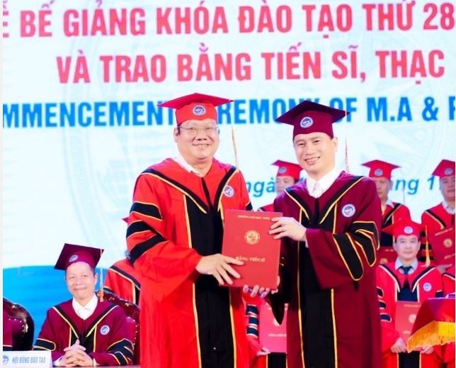 Phó Chủ tịch HĐND tỉnh Tiền Giang đón nhận bằng Tiến sĩ Chính trị học