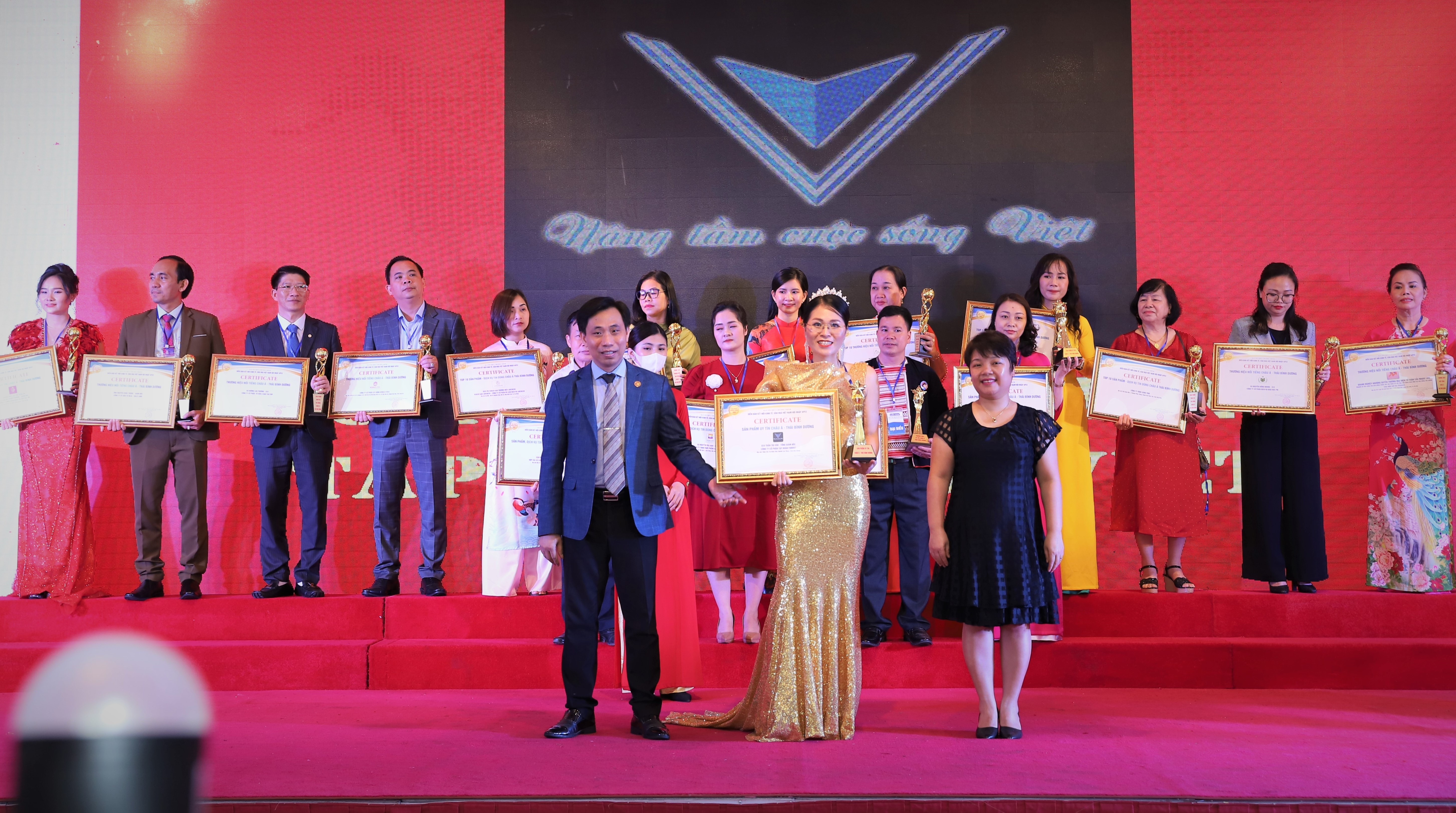 CEO Trần Thị Vân, Công ty CP Tập đoàn FORVIET được vinh danh thương hiệu Uy tín APEC 2022