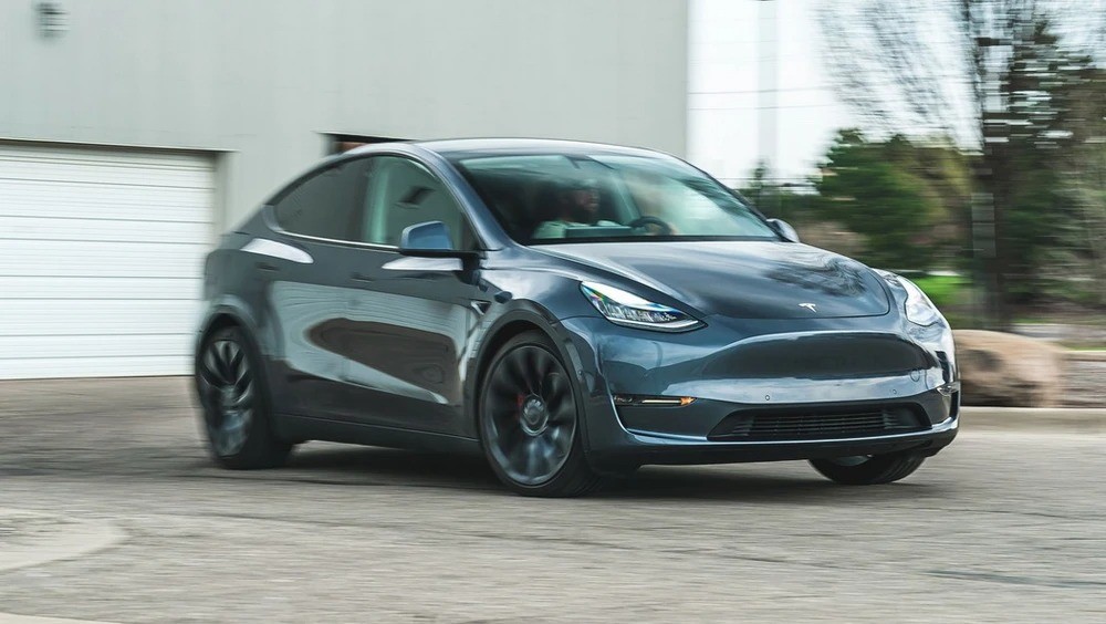 teslamodelyperformancejpg-1707643581.jpg