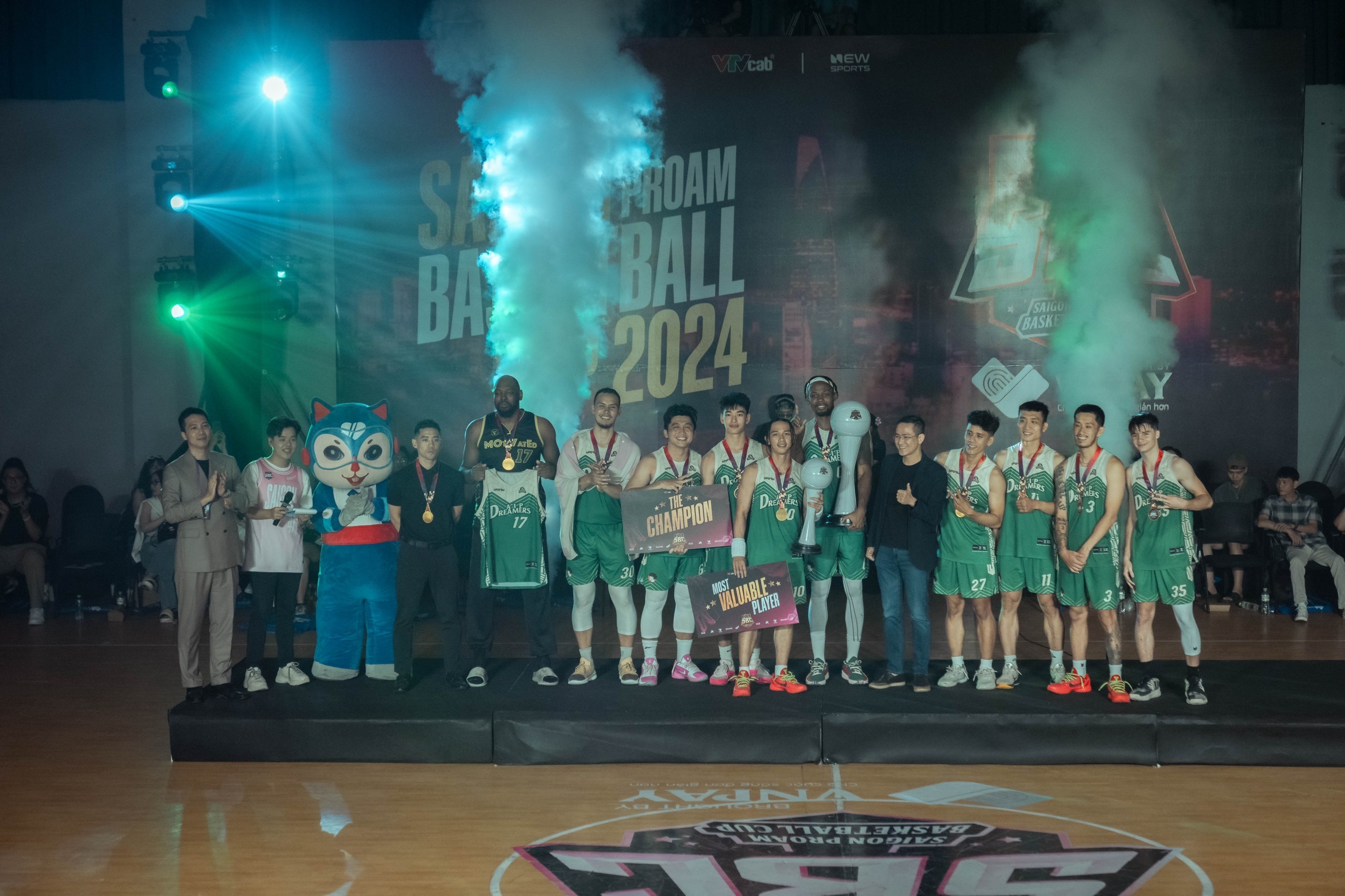 tan-vuong-aip-dreamers-nhan-huy-chuong-va-cup-tai-le-be-mac-saigon-proam-basketball-cup-2024-1711267519.jpg