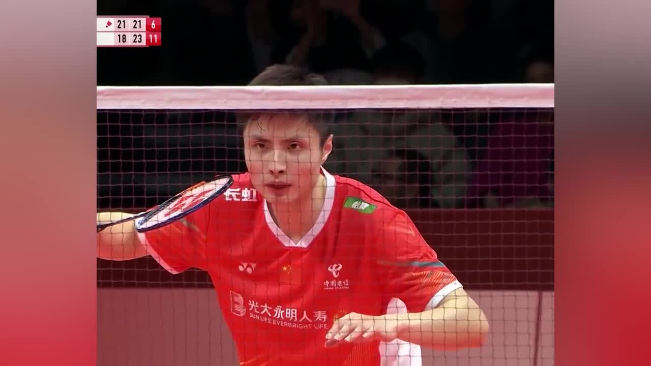 2-tay-vot-danh-mai-cau-khong-roi-khan-gia-cau-long-ngoi-xem-cung-met-1704353783.mp4