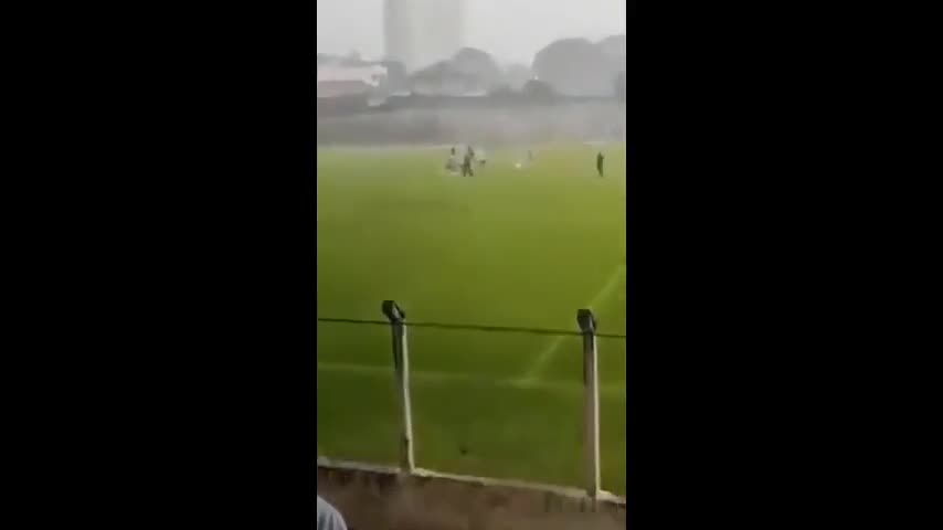 cau-thu-bi-set-danh-480p-1702457149.mp4