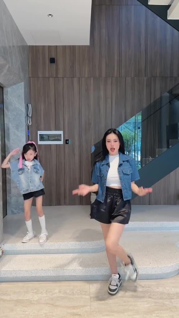 chi-dong-nhi-oi-di-chau-em-da-co-gang-chang-qua-do-y-troi-goi-1693296223.mp4