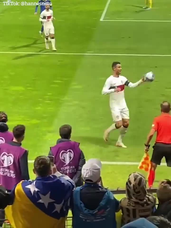 khoanh-khac-gay-soc-ronaldo-bi-nguoi-dan-ong-tan-cong-ngay-tren-san-bao-phap-luat-tphcm-1697618514.mp4