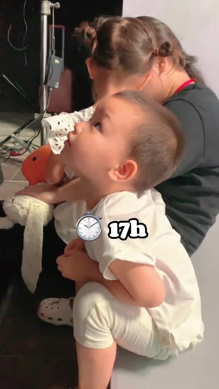 kim-ly-chuan-chong-quoc-dan-khi-be-2-con-den-truong-ung-ho-vo-bieu-cam-2-nhoc-ti-gay-chu-y-1692328645.mp4