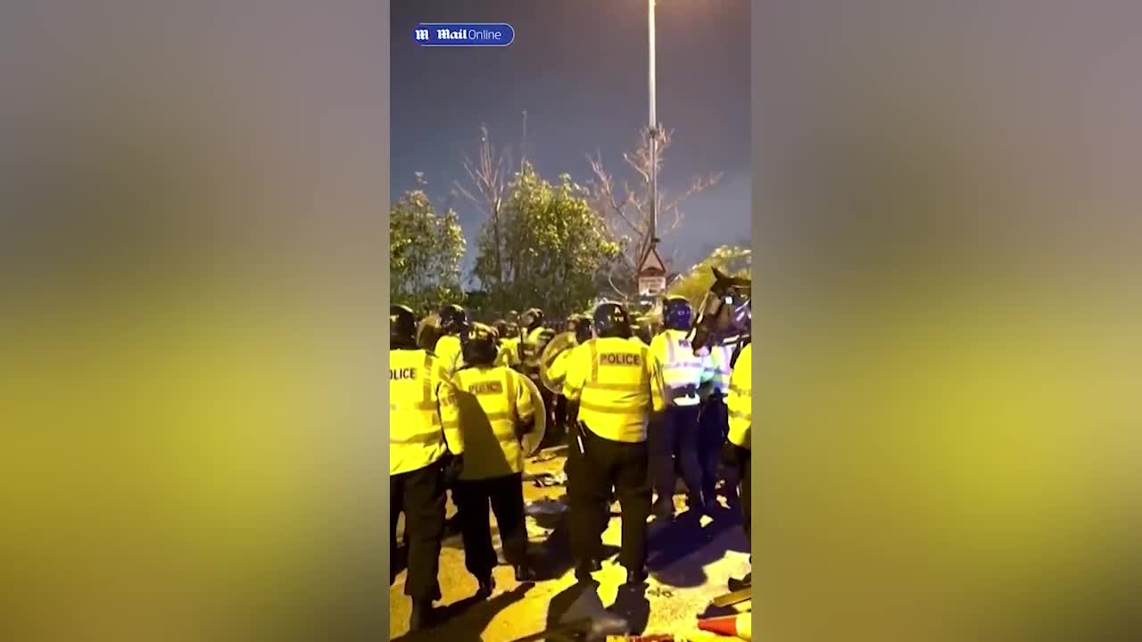 nong-cup-chau-au-cdv-ban-phao-sang-vao-canh-sat-tan-cong-thu-mon-bang-cau-tuyet-1701415061.mp4