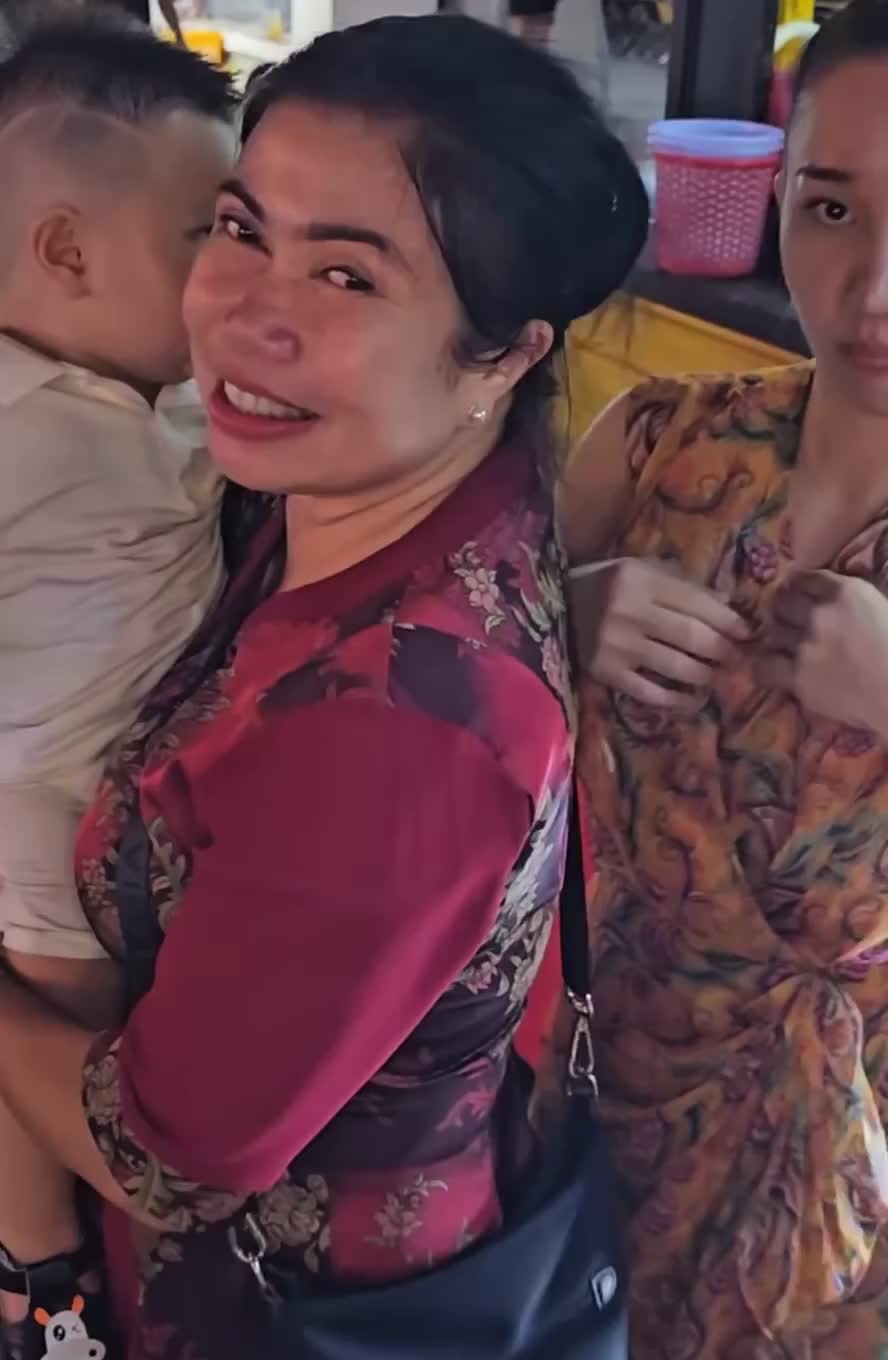 quynh-quynh-va-me-chong-vui-ve-xuat-hien-ben-nhau-giua-tin-don-bang-mat-khong-bang-long-1700815328.mp4