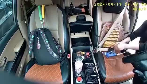 rua-xe-cho-khach-nu-nhan-vien-co-hanh-vi-khien-nhieu-nguoi-buc-xuc-1713167798.mp4