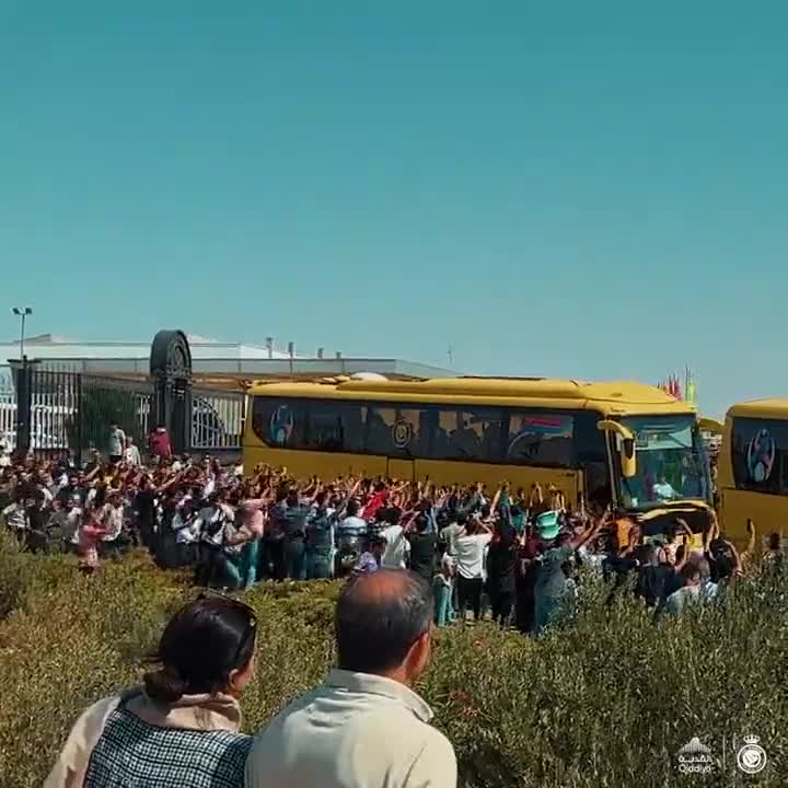 xe-buyt-cua-ronaldo-bi-cdv-bao-vay-o-iran-1695107615.mp4